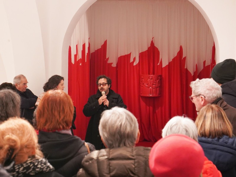 Présentation de l’artiste Hussein Nassereddine, vernissage de l’exposition Paroles, Paroles. Photo © CAC - la synagogue de Delme