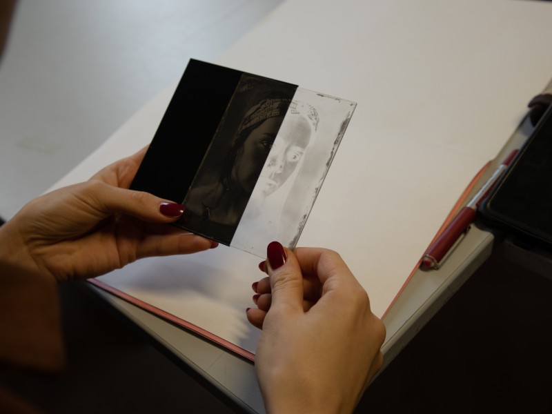 Workshop photo, collodion humide avec Laura Aubrée, photographie de Hugo Opérie ©ÉSAL 2023