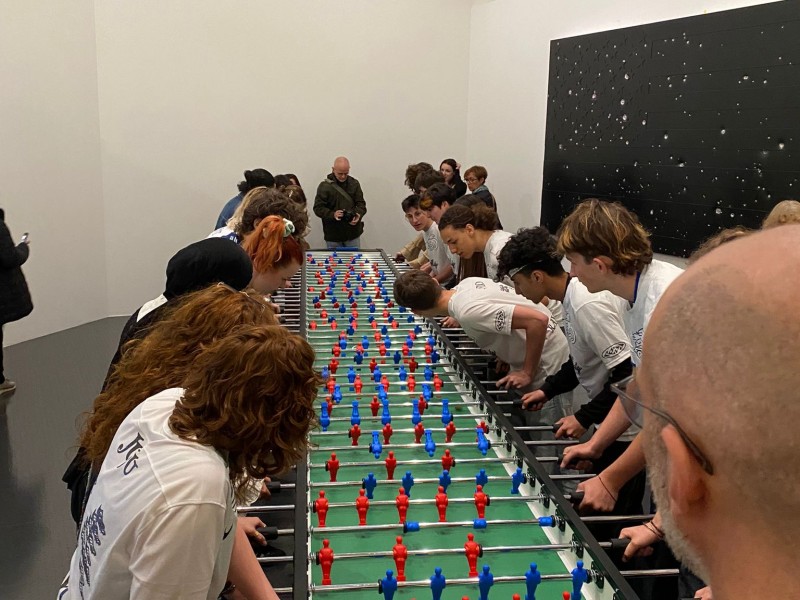 Activation du babyfoot par l'équipe Rayo Divo Exposition Maurizio Cattelan, Centre Pompidou Metz