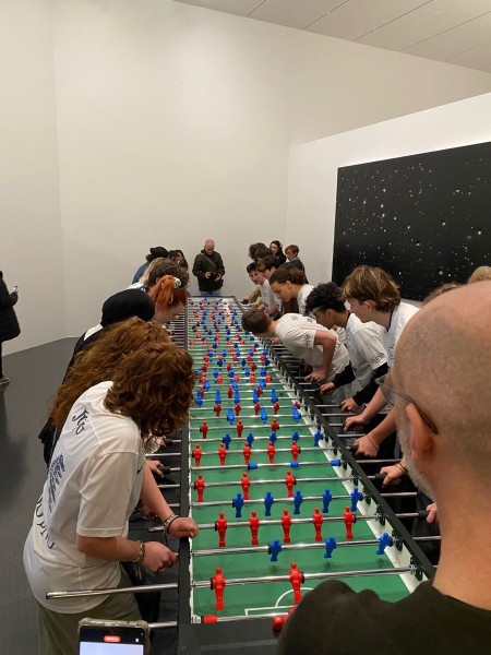 Activation du babyfoot par l'équipe Rayo Divo Exposition Maurizio Cattelan, Centre Pompidou Metz